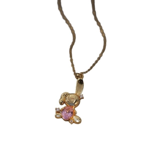 Collana con ciondolo a coniglio dorato con pietra rosa e cristalli bianchi su catena d'oro
