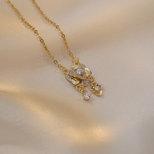 Collier cœur élégant en or rose avec pendentifs en zircon sur fond de soie beige