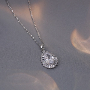 Collier élégant avec pendentif en zircone en forme de poire et chaîne argentée