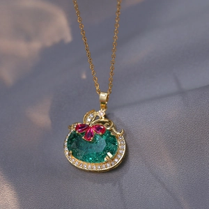 Collier élégant en or avec pierre verte ovale et pétales de cristal rouge sur soie