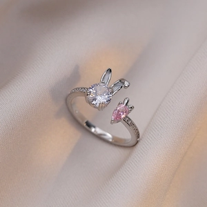 Bague ouverte lapin et carotte avec zircons roses étincelants et finition argentée