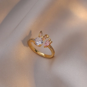 Bague ajustable lapin et carotte avec zircon rose sur fond en soie douce