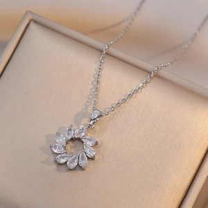 Flower Pendant Necklace Titanium Steel With Zircon Geometric Light Luxury Fashion For Women Elegant Accessory