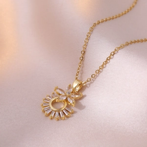 Gros plan détaillé du pendentif fleur doré avec zircons sur une surface en satin violet