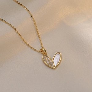 Elegante collana con ciondolo a cuore con conchiglia e zircone su seta color champagne