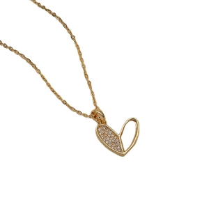 Collana a cuore dorato con zirconi bianchi e inserti di conchiglia, design asimmetrico