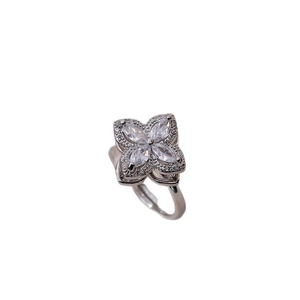 Verstellbarer Kleeblatt-Ring in Silber mit Zirkonia-Steinen im Marquise-Schliff