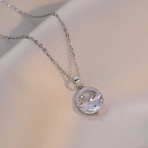 Collier chic en acier titane avec pendentif étoile et lune en zircon sur soie champagne