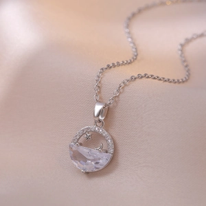 Collier élégant avec pendentif étoile et lune en argent et oxydes de zirconium