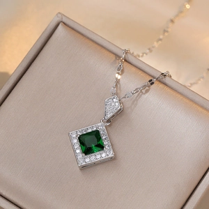 Collier en argent avec pendentif zircon vert coupe émeraude et accents de diamants