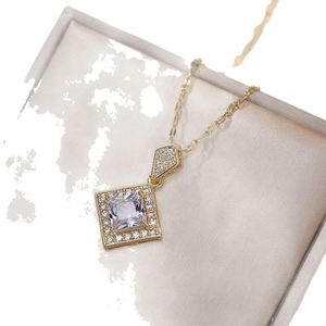 Collier géométrique doré avec pendentif en zircon violet et cristaux blancs brillants