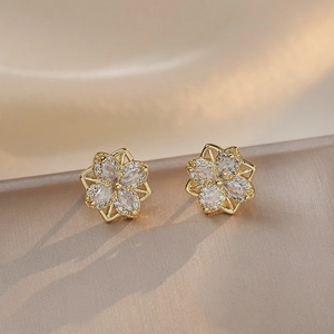 Boucles d'oreilles fleurs en or et zircon sur tissu de soie champagne haut de gamme
