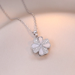 Elegant rotating four-leaf clover flower necklace with zircon and mother of pearl inlay