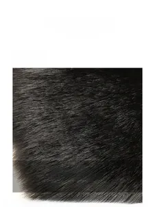 Gros plan sur la texture en fausse fourrure noire du sac bandoulière montrant sa douceur
