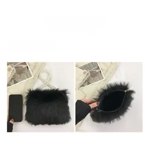 Gros plan du sac bandoulière en fausse fourrure noire avec anse en perles et intérieur