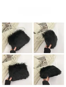 Détails du sac à bandoulière en fausse fourrure noire avec sangle en perles blanches