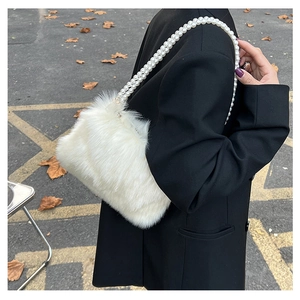 Détail du sac bandoulière en fausse fourrure blanche avec bandoulière en perles