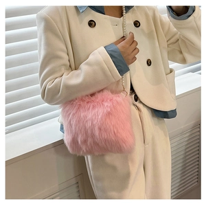 Détail du sac à bandoulière en fausse fourrure rose avec chaîne en perles et texture douce
