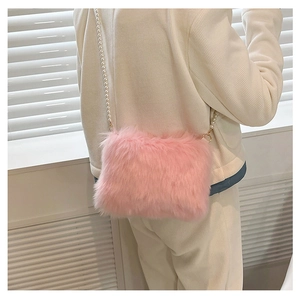 Détail du sac bandoulière rose en peluche avec une élégante bandoulière en perles