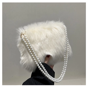 Sac bandoulière chic en fausse fourrure blanche avec chaîne en perles élégante