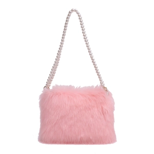 Sac bandoulière en peluche rose avec poignée en perles et design minimaliste en fausse fourrure