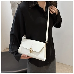 Vue détaillée du petit sac à bandoulière en cuir blanc avec boucle en métal doré