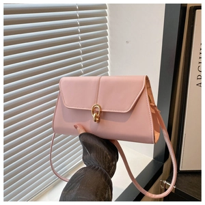 Detail of pink leather crossbody bag with V-shaped flap and golden double ring buckle