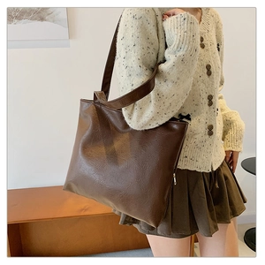 Minimalistische große braune Tragetasche aus Leder mit Vintage-Textur für Damen
