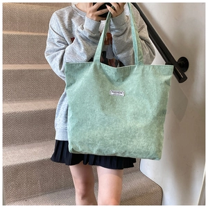 Grande borsa tote in velluto a coste verde menta con etichetta Fashion per pendolari
