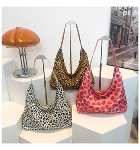Dettaglio borse shopper con stampa leopardata in vari colori giallo, bianco e rosa