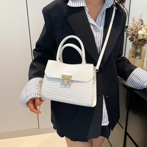 Elegante borsa a mano bianca con motivo a pietra, fibbia dorata e tracolla regolabile