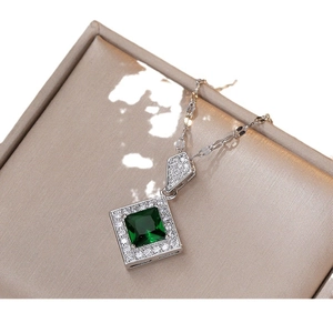 Collier avec pendentif zircon vert émeraude carré présenté dans un écrin bijoux