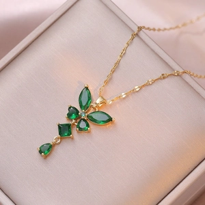 Collier ras du cou doré élégant avec pendentif nœud en zircon vert émeraude en boîte