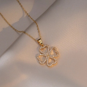 Collier élégant en or avec pendentif trèfle en cœur et zircons sur soie champagne