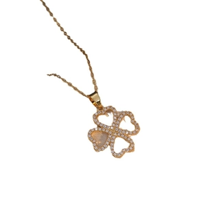 Collier trèfle doré avec feuilles en cœur évidées et pierres de zircone cubique