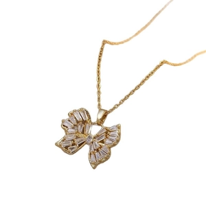 Collier pendentif papillon étincelant avec cristaux de zircon en acier inoxydable doré
