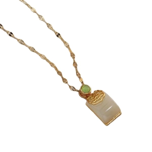 Collier rétro doré avec pendentif géométrique en zircon et pierre rectangulaire