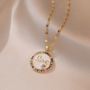 Collar de titanio dorado con colgante LOVE de circonitas de colores en seda champán