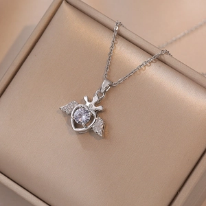 Élégant collier couronne d'ange argenté avec ailes de cœur et zircon brillant