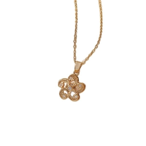 Collier élégant avec pendentif fleur dorée et pierres de zircon sur chaîne en acier