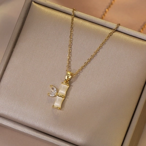 Collier doré avec pendentif bambou en œil de chat et papillon zircon sur soie
