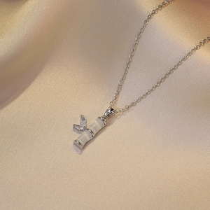 Collier argenté style bambou avec pierre œil-de-chat et papillon en zircon sur soie