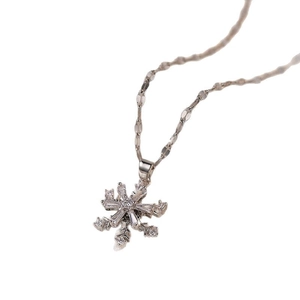 Elegante rotierende Schneeflocke Halskette mit Zirkonia-Steinen an einer feinen Silberkette