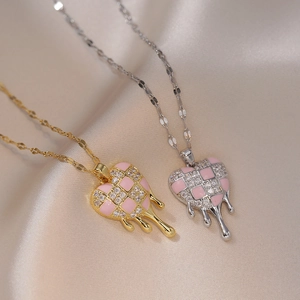 Collier Pendentif Cœur Fondant Acier Titane Damier Émail Rose Zircon Incrusté Design De Niche Bijoux De Mode Pour Femmes