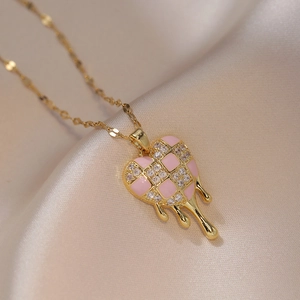 Collier avec pendentif cœur fondu, émail à damier rose et pierres de zircone cubique