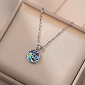 Collier avec pendentif rose bleue et nacre d'abalone irisée en acier inoxydable
