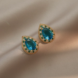 Boucles d'oreilles saphir vintage avec pierres bleues en poire et design doré