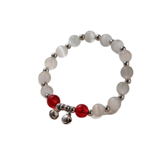 Bracelet minimaliste en pierre œil de chat avec grelots argentés et perles rouges