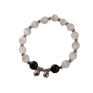 Bracelet minimaliste en perles d'oeil de chat avec accents noirs et clochettes d'argent