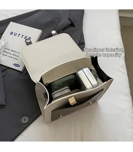 Vue détaillée de l'intérieur spacieux avec poche zippée d'un sac à main bicolore